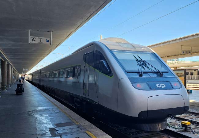 Il treno Alfa Pendular da Faro a Lisbona