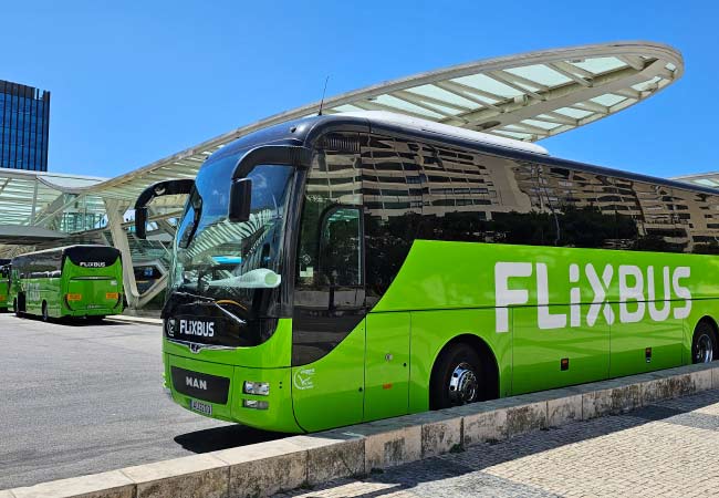Des bus FlixBus à la gare d'Oriente