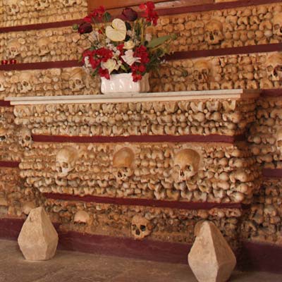 altar de la Capilla de los huesos