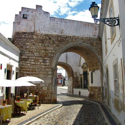 The cobbled back streets in Faro
