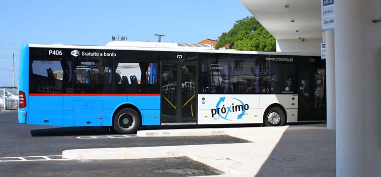 O autocarro número 16 na estação de autocarros de Faro