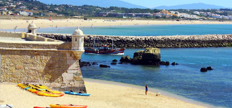 El fuerte y la playa de Lagos