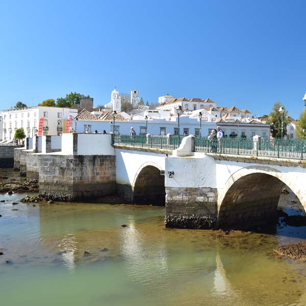 El Ponte Romana cruzando el río Gilão en Tavira