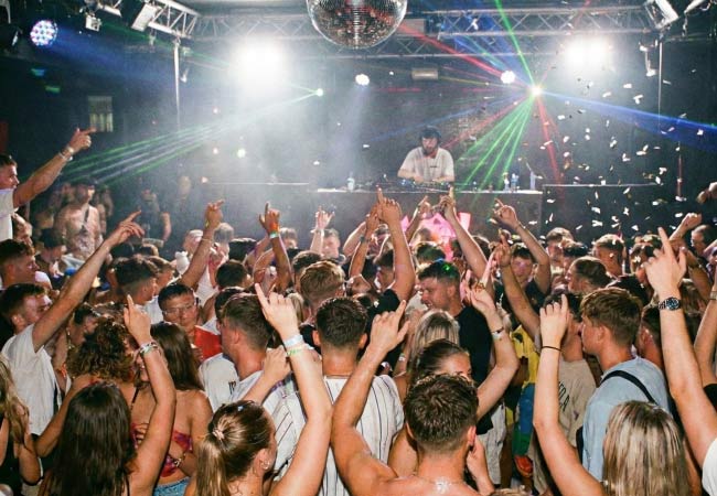 Activité n°9 : Faire la fête sur le “Strip” d'Albufeira 