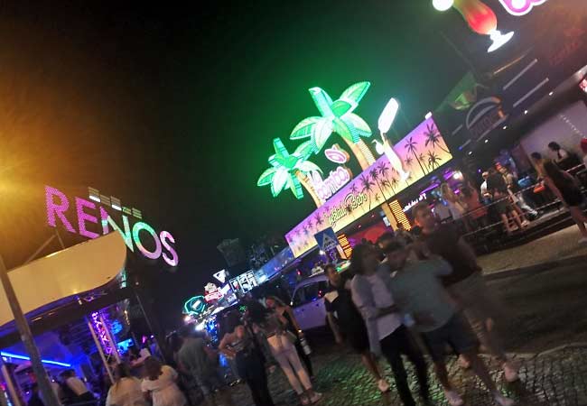 Les néons attirent les noctambules Strip Albufeira