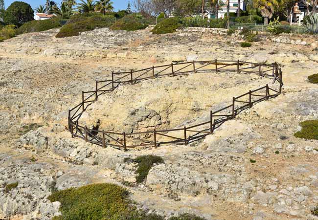 agujero en el suelo cerca del faro de Alfanzina