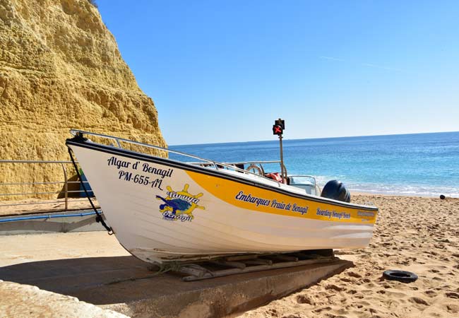 Boot vom Strand in Benagil aus