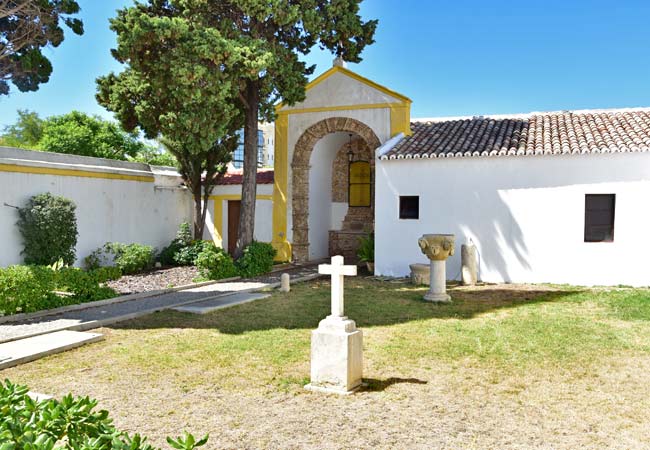 Igreja do Carmo courtyard