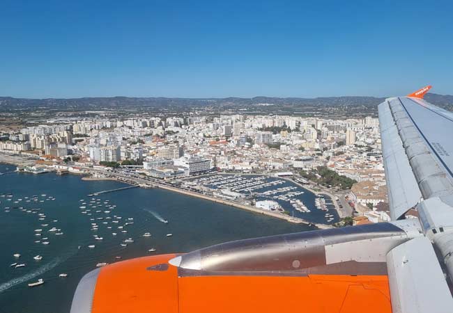 La voie aérienne menant à l’aéroport de Faro passe au-dessus de la ville de Faro.