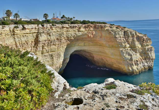Une grotte marine sur le cap de Vale Espinhaço.