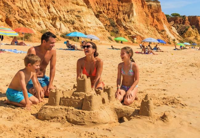 Family on the Praia da Falésia