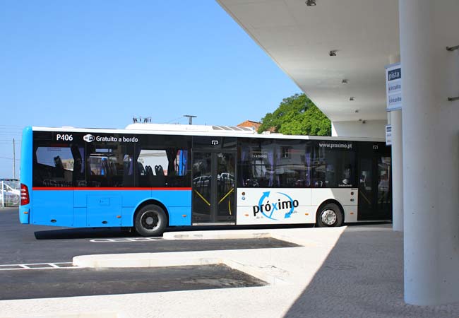 L'autobus numero 16 in attesa alla stazione degli autobus di Proximo