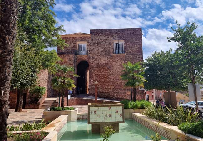 Largo do Município and Portas da Cidade Silves