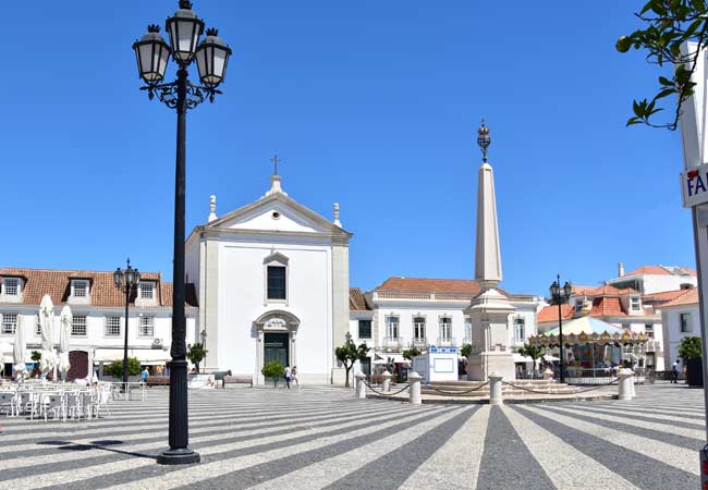Orangers et pavage traditionnel noir et blanc sur la Praça Marquês de Pombal