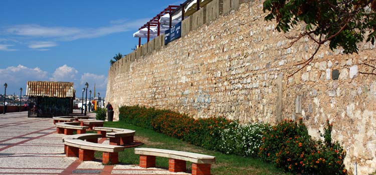 El camino principal que rodea el borde de las murallas de la ciudad