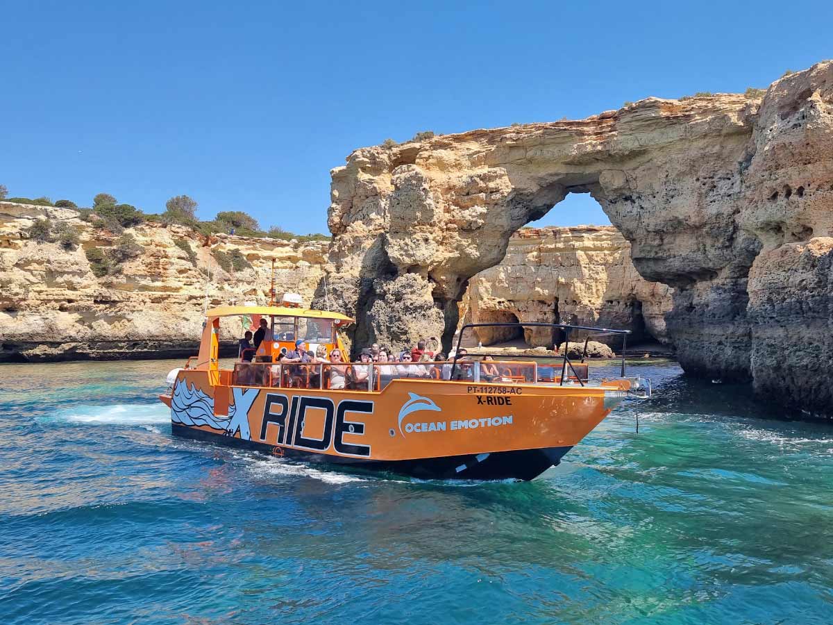 La lancha rápida X Ride delante del Arco da Albandeira
