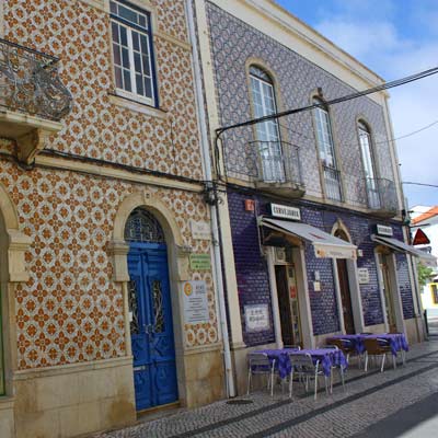 Traditionell gekachelte Gebäude im Zentrum Portimãos