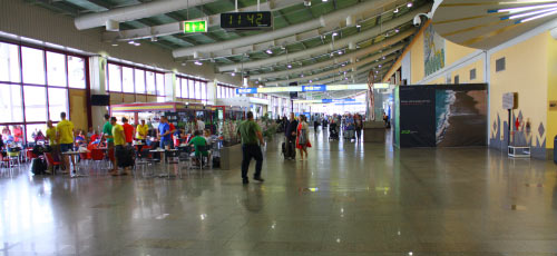 A sala de desembarque no Aeroporto de Faro