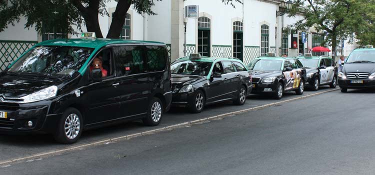 Taxis vor dem Bahnhof in Faro